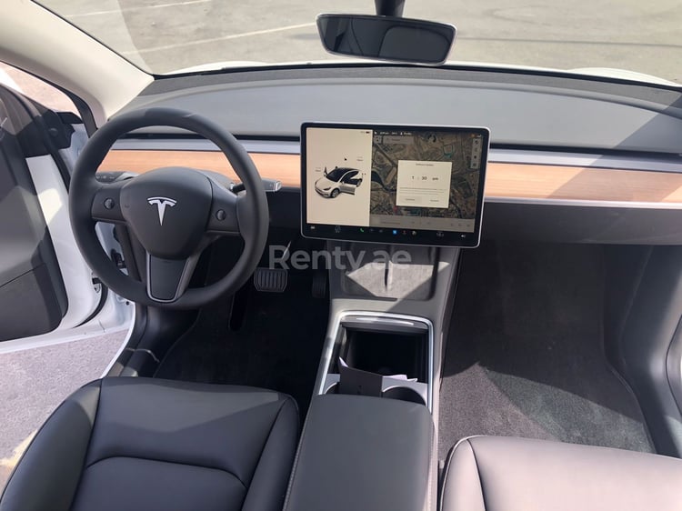 Blanc Tesla Model Y Long Range en location à Sharjah 3