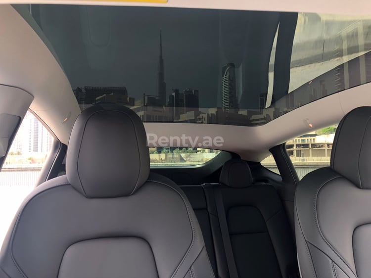 Blanc Tesla Model Y Long Range en location à Dubai 5