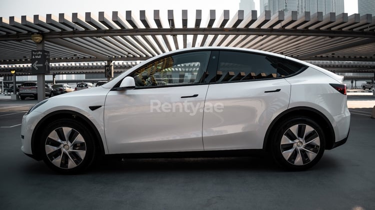 Blanco Tesla Model Y Long Range en alquiler en Sharjah 0