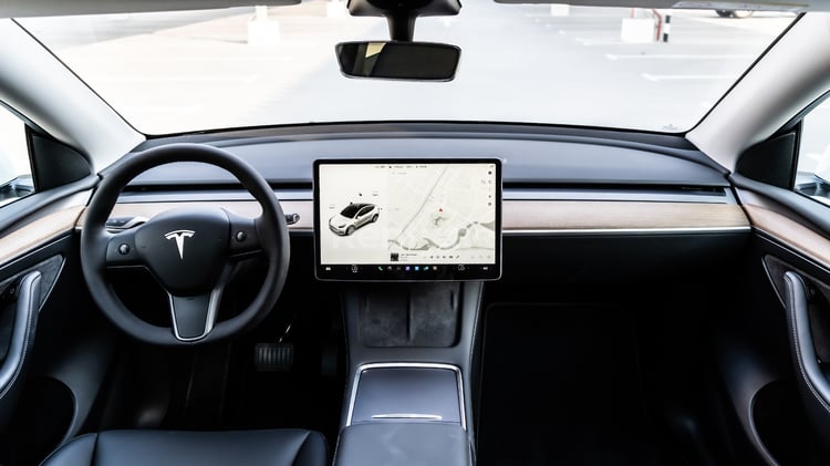 Weiß Tesla Model Y Long Range zur Miete in Dubai 3