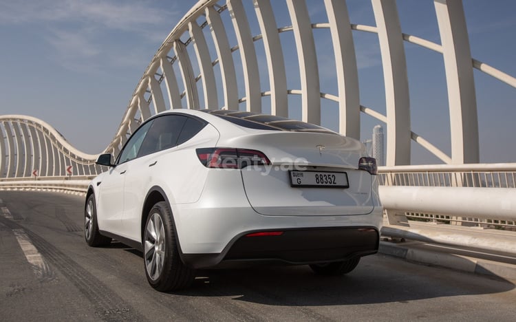 Blanc Tesla Model Y Long Range en location à Sharjah 2