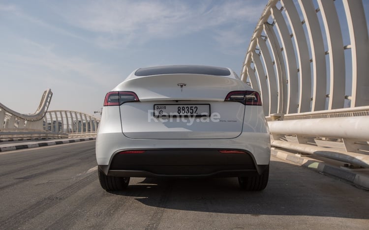 Blanc Tesla Model Y Long Range en location à Sharjah 3