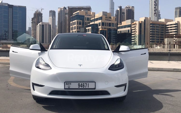 Weiß Tesla Model Y Long Range zur Miete in Sharjah