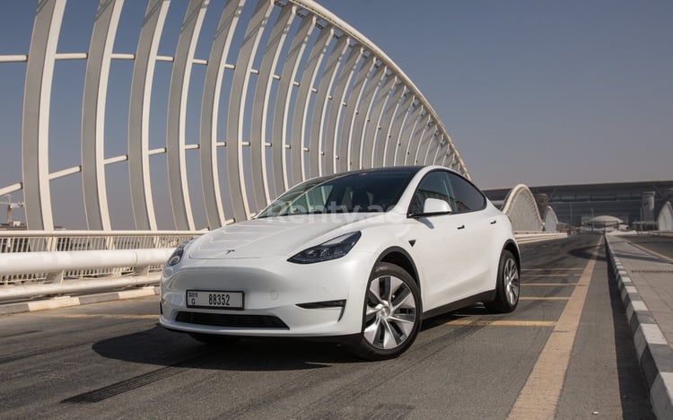 Weiß Tesla Model Y Long Range zur Miete in Sharjah