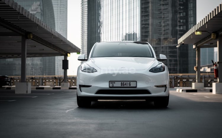 Blanc Tesla Model Y Long Range en location à Abu-Dhabi