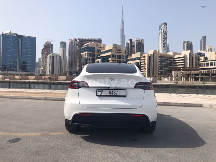 Blanc Tesla Model Y Long Range en location à Dubai 2