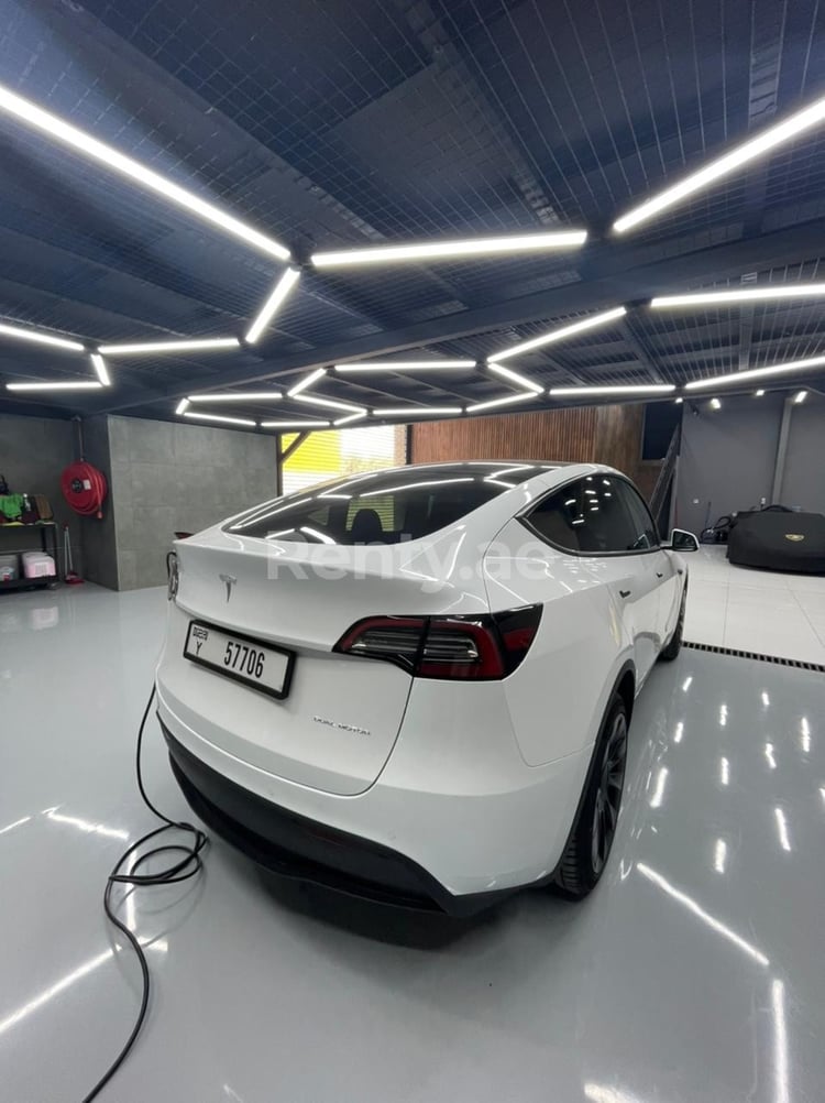 Blanco Tesla Model Y Long Range en alquiler en Sharjah 1