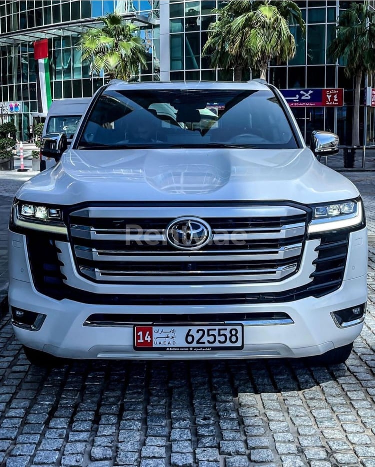 Weiß Toyota Land Cruiser Twin Turbo VXR zur Miete in Abu-Dhabi 0