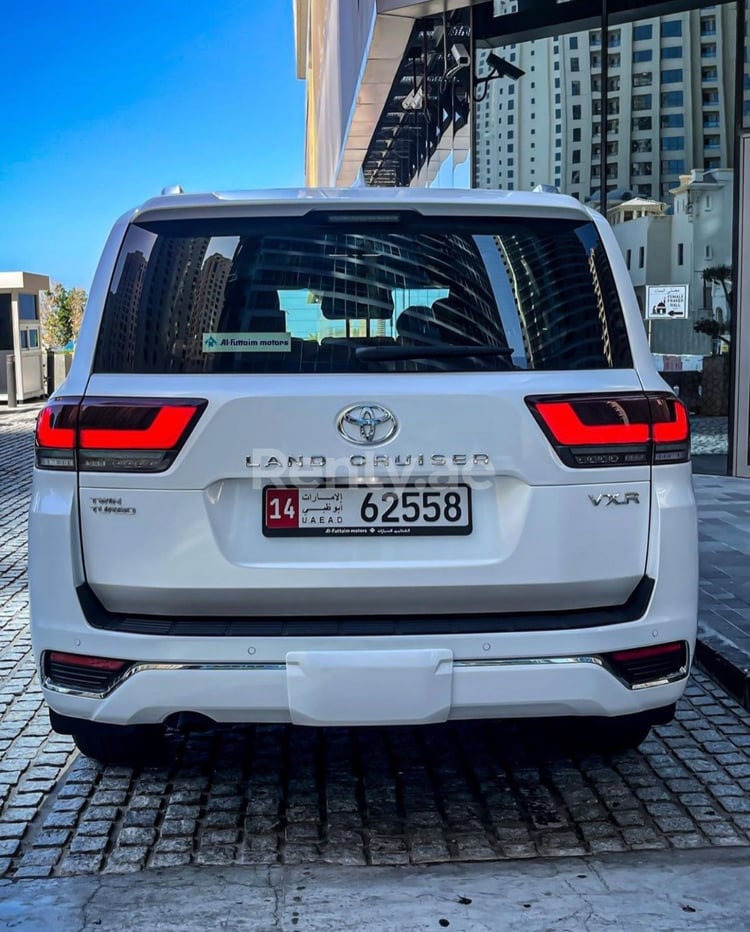 White Toyota Land Cruiser Twin Turbo VXR for rent in Abu-Dhabi 1