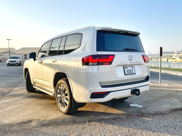 Blanc Toyota Land Cruiser en location à Sharjah 0