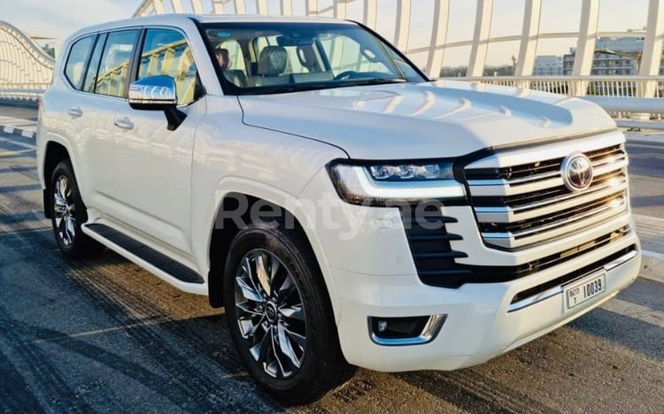 Blanco Toyota Land Cruiser VXR V6 en alquiler en Dubai