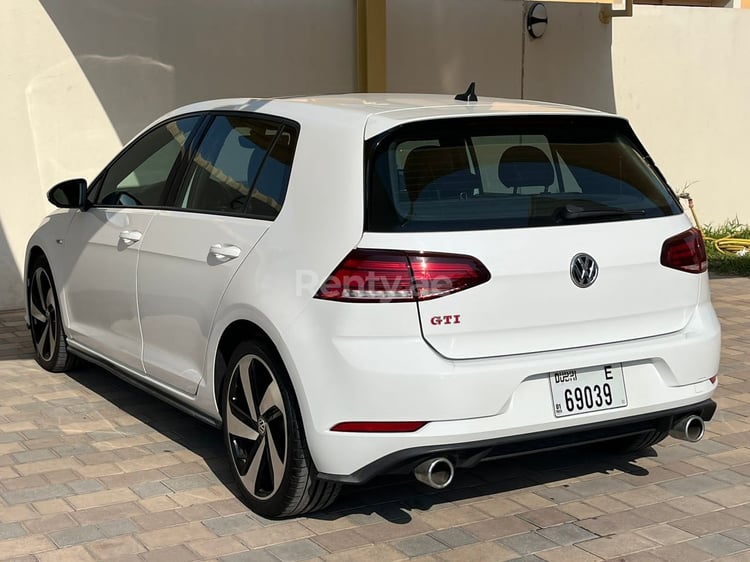 Blanc Volkswagen Golf GTI en location à Dubai 6