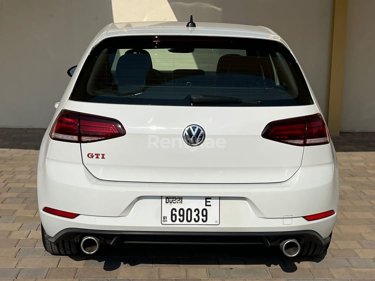 Blanco Volkswagen Golf GTI en alquiler en Dubai 7