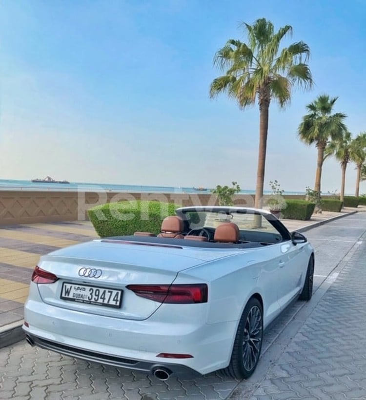 Blanc Audi A5 Cabriolet en location à Sharjah 0