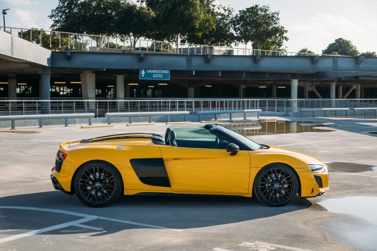 Gelb Audi R8 V10 Spyder zur Miete in Dubai 0