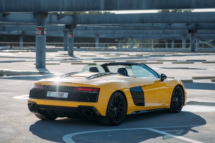 Amarillo Audi R8 V10 Spyder en alquiler en Abu-Dhabi 1