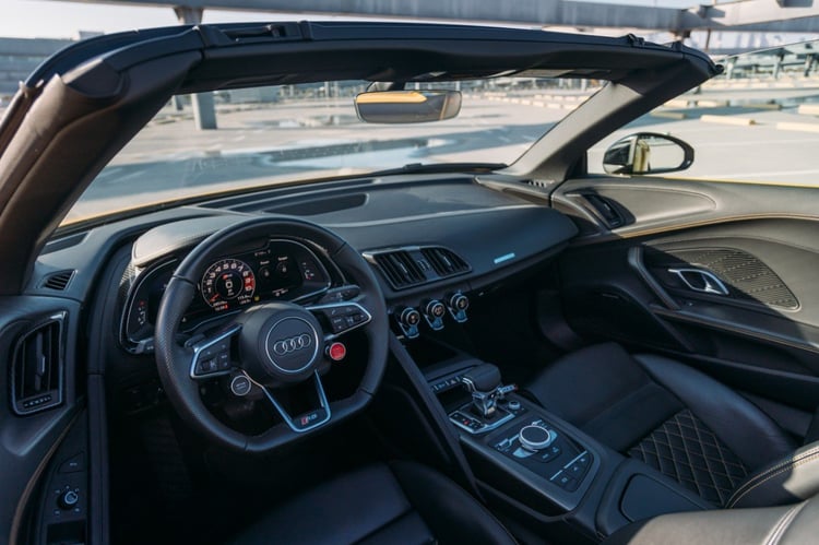 Jaune Audi R8 V10 Spyder en location à Abu-Dhabi 2