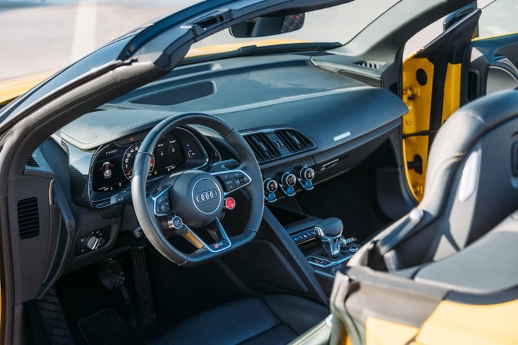 Jaune Audi R8 V10 Spyder en location à Dubai 3