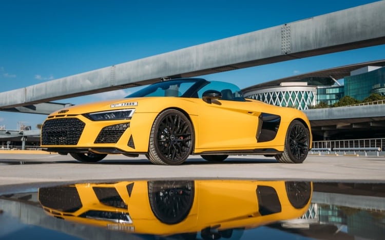 الأصفر Audi R8 V10 Spyder للإيجار في أبو ظبي