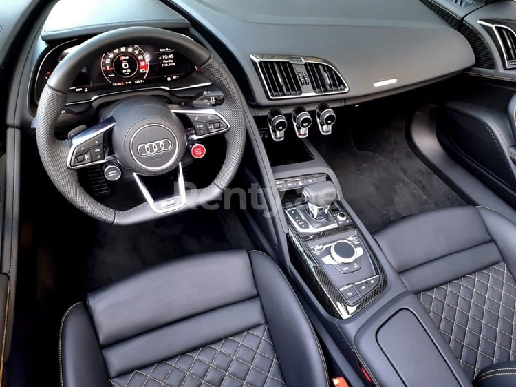 الأصفر Audi R8- V10 SPYDER للإيجار في الشارقة 2