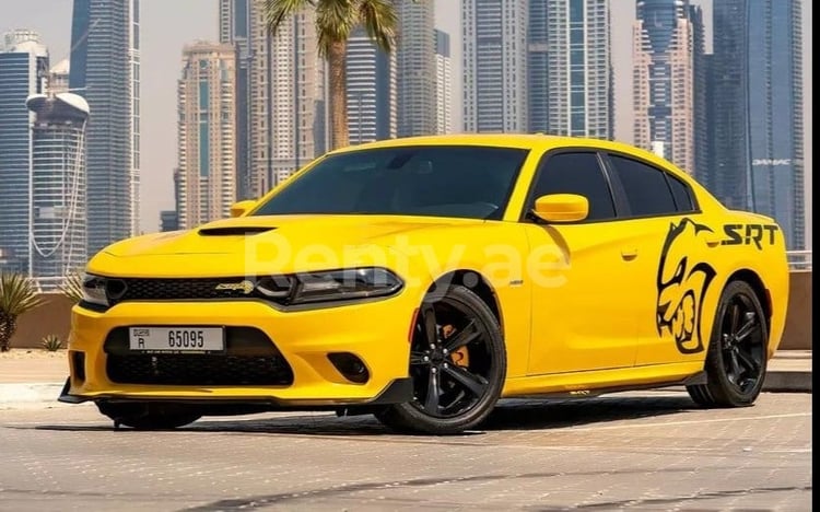 Gelb Dodge Charger R/T zur Miete in Sharjah