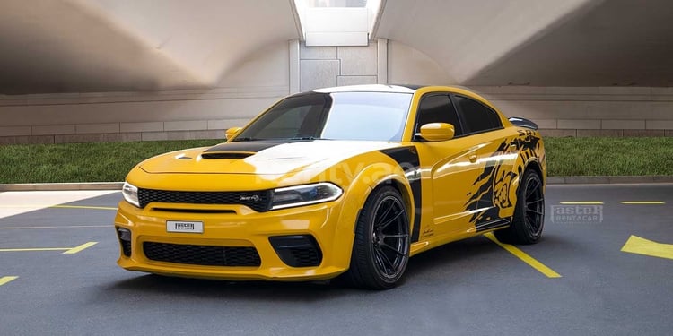 الأصفر Dodge Charger للإيجار في أبو ظبي 0