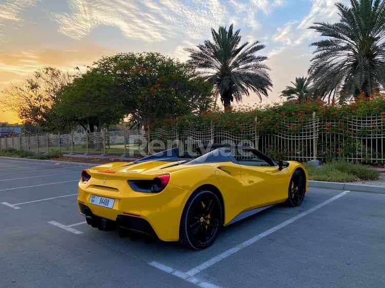 الأصفر Ferrari 488 Spyder للإيجار في دبي 2