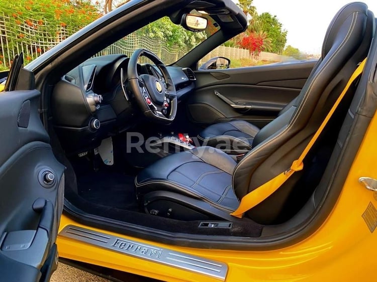 Jaune Ferrari 488 Spyder en location à Dubai 3