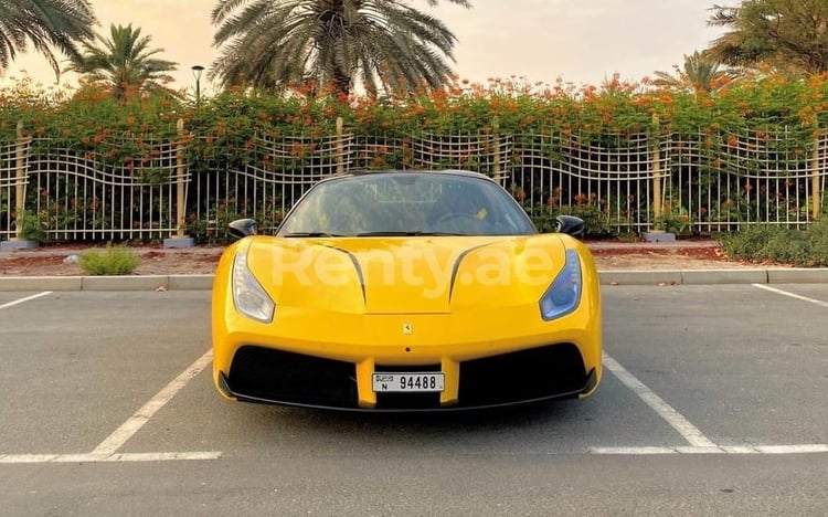 Amarillo Ferrari 488 Spyder en alquiler en Dubai