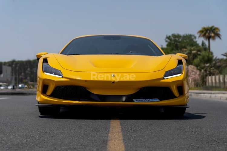 Giallo Ferrari F8 Tributo Spyder in affitto a Abu-Dhabi 2