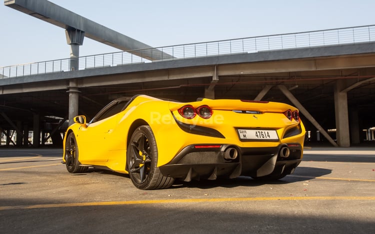 Gelb Ferrari F8 Tributo Spyder zur Miete in Dubai 2