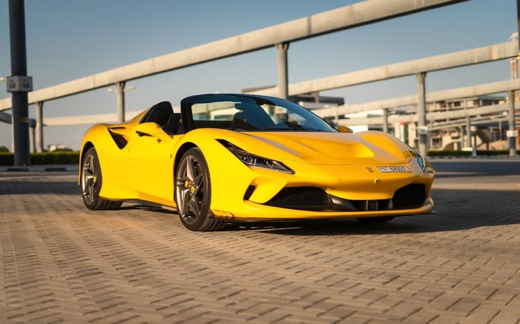 الأصفر Ferrari F8 Tributo Spyder للإيجار في دبي