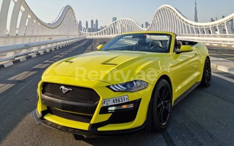 الأصفر Ford Mustang Eco Boost cabrio للإيجار في دبي