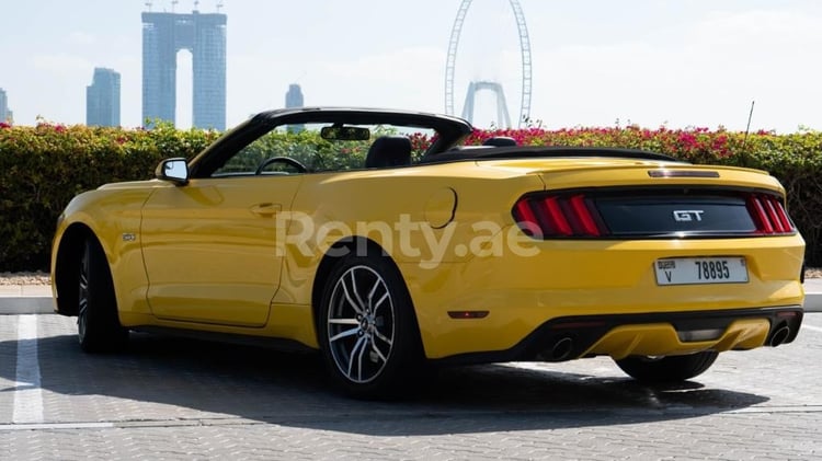 Gelb Ford Mustang GT convert. zur Miete in Dubai 1