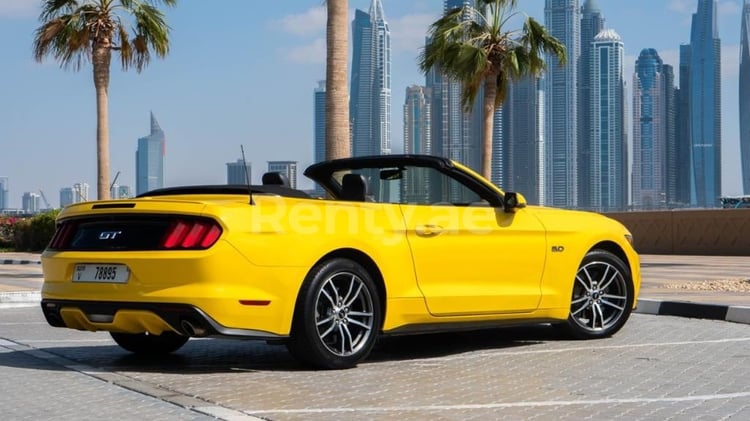 Gelb Ford Mustang GT convert. zur Miete in Dubai 2