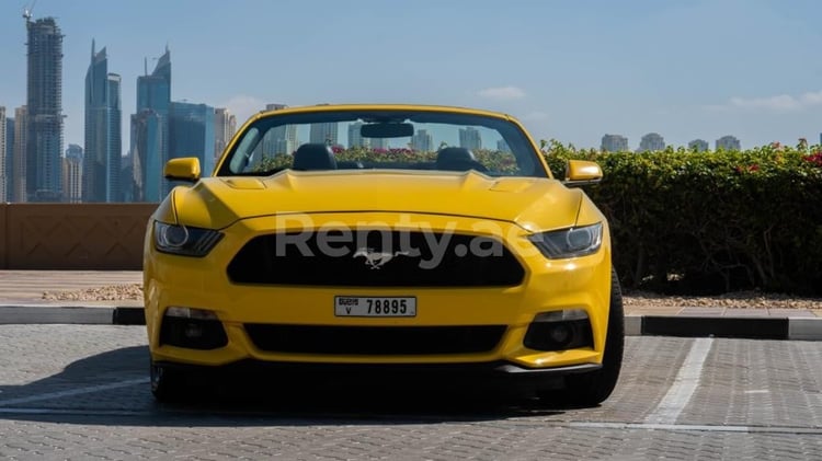 Jaune Ford Mustang GT convert. en location à Sharjah 6