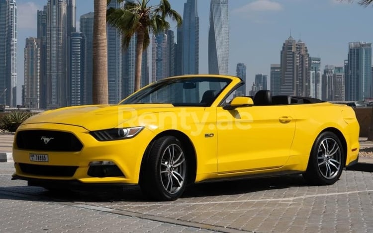 Jaune Ford Mustang GT convert. en location à Sharjah