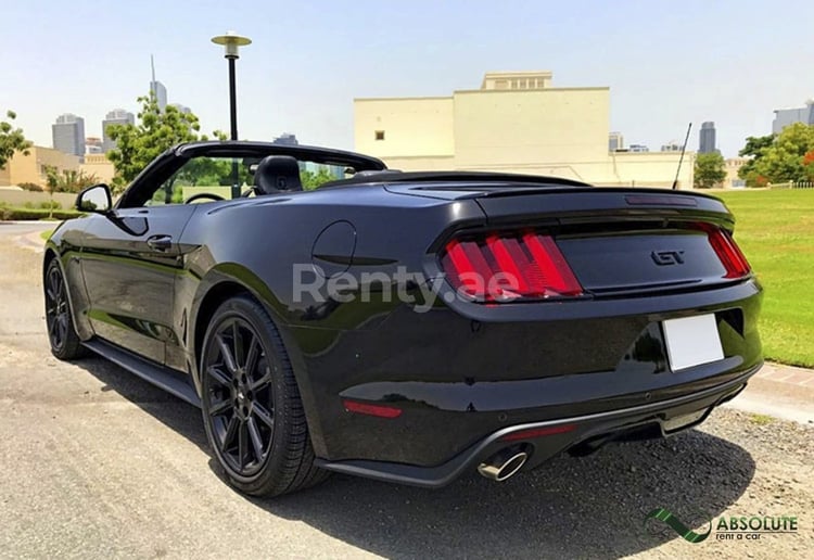 Schwarz Ford Mustang zur Miete in Dubai 0