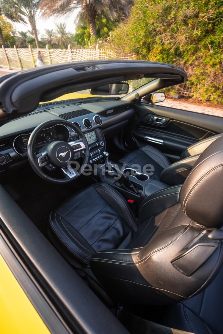 Jaune Ford Mustang cabrio en location à Abu-Dhabi 4