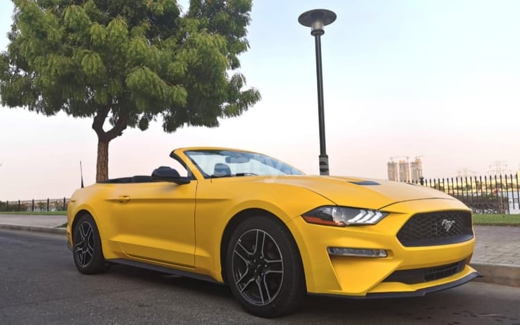 Amarillo Ford Mustang cabrio en alquiler en Dubai