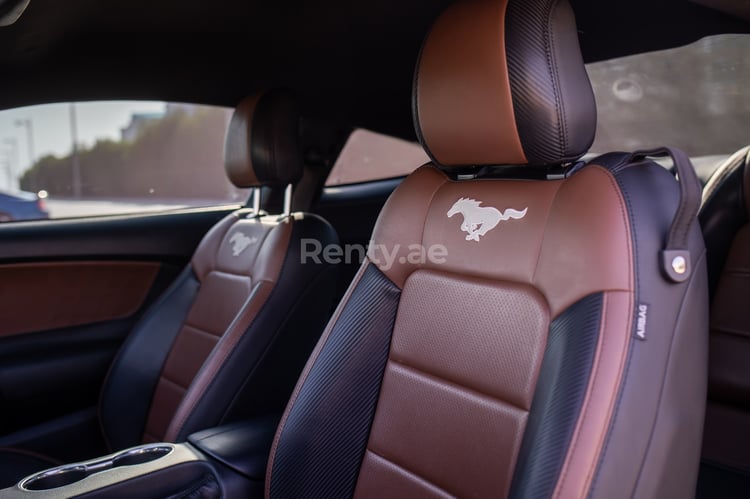 الأصفر Ford Mustang للإيجار في دبي 2