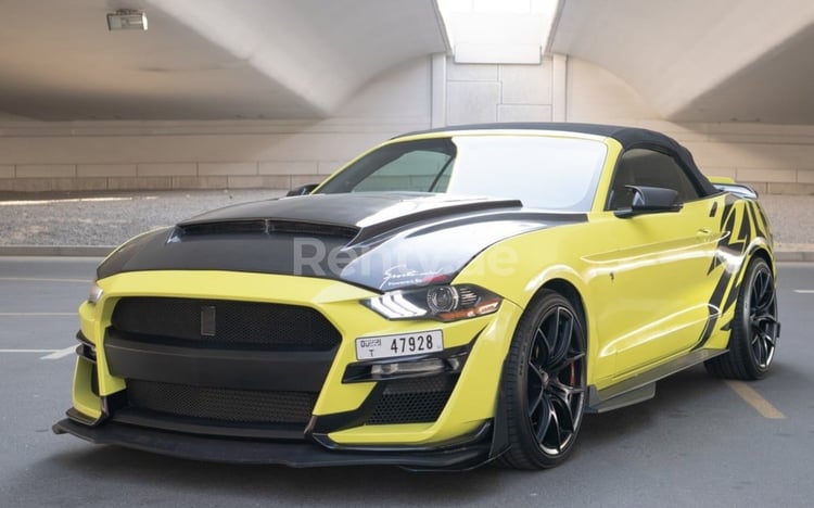 Amarillo Ford Mustang en alquiler en Abu-Dhabi