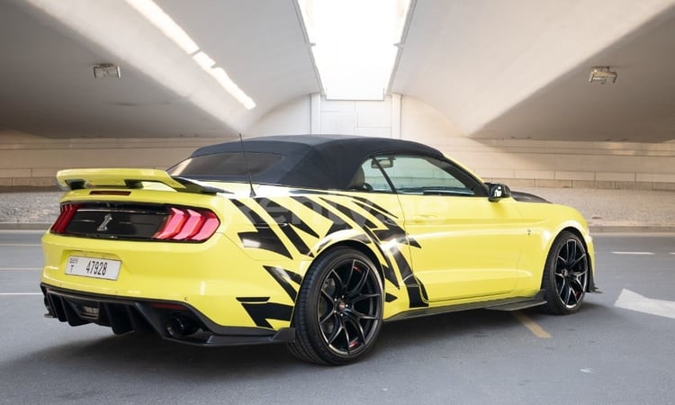 Jaune Ford Mustang en location à Sharjah 2