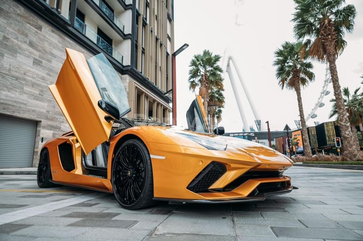 الأصفر Lamborghini Aventador Roadster للإيجار في دبي 1