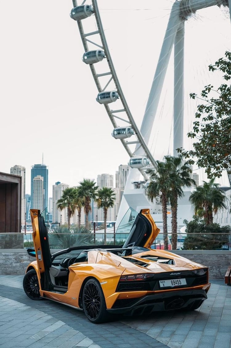 Jaune Lamborghini Aventador Roadster en location à Dubai 2