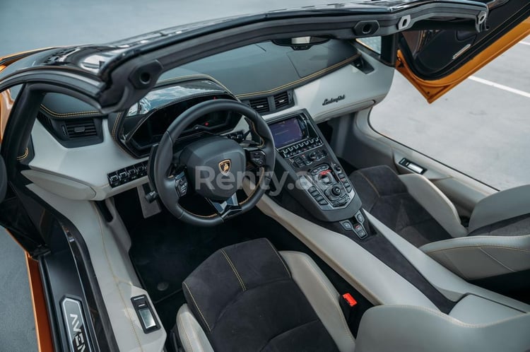 Gelb Lamborghini Aventador Roadster zur Miete in Sharjah 3