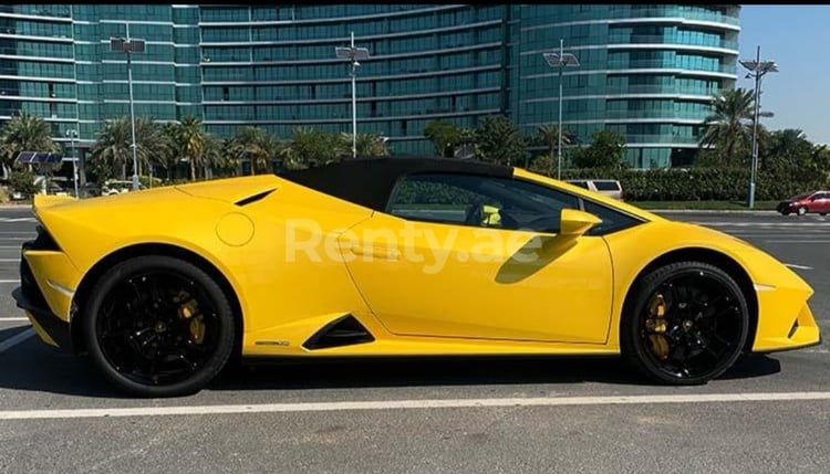 الأصفر Lamborghini Evo Spyder للإيجار في دبي 1