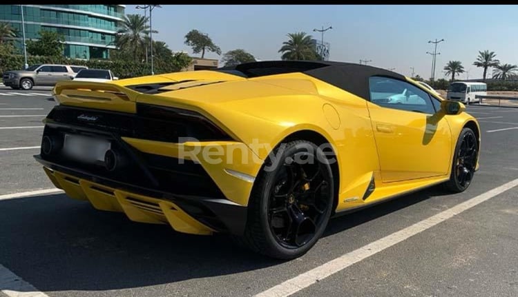 Giallo Lamborghini Evo Spyder in affitto a Dubai 3