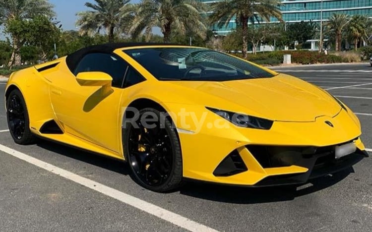 Amarillo Lamborghini Evo Spyder en alquiler en Sharjah