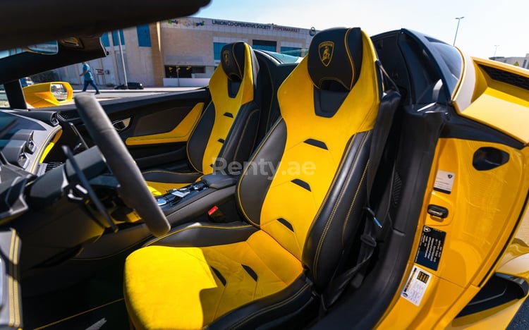 Giallo Lamborghini Evo Spyder in affitto a Abu-Dhabi 4